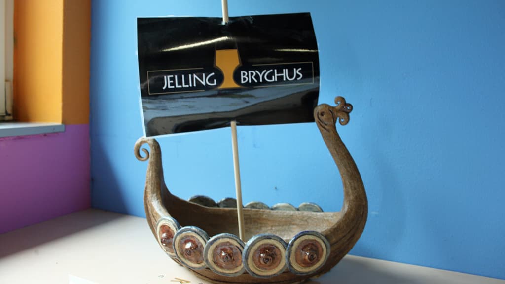 The logo of Jelling Bryghus and a Viking ship