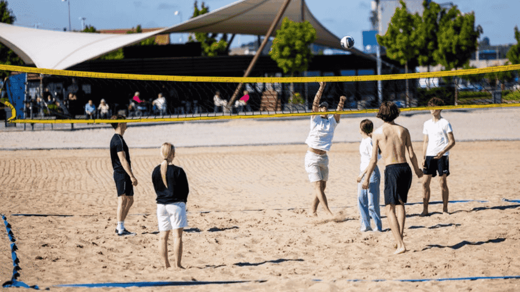 Junge Menschen spielen Volley Ball auf Sønderstrand in Aabenraa